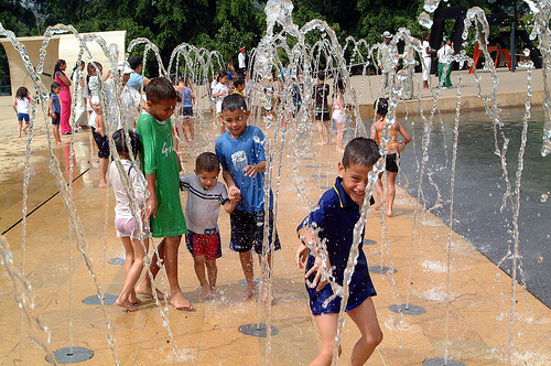 Distraerse con agua y arena, placentero y educativo